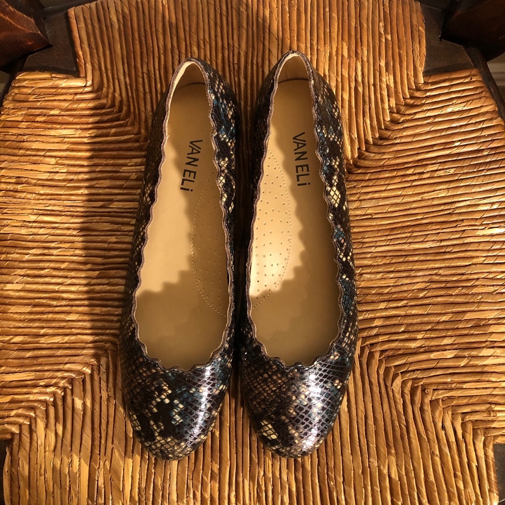 Vaneli snake skin flats scallop edge